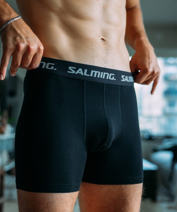 salming-kalsong-svart-boxerkalsong-modellbild